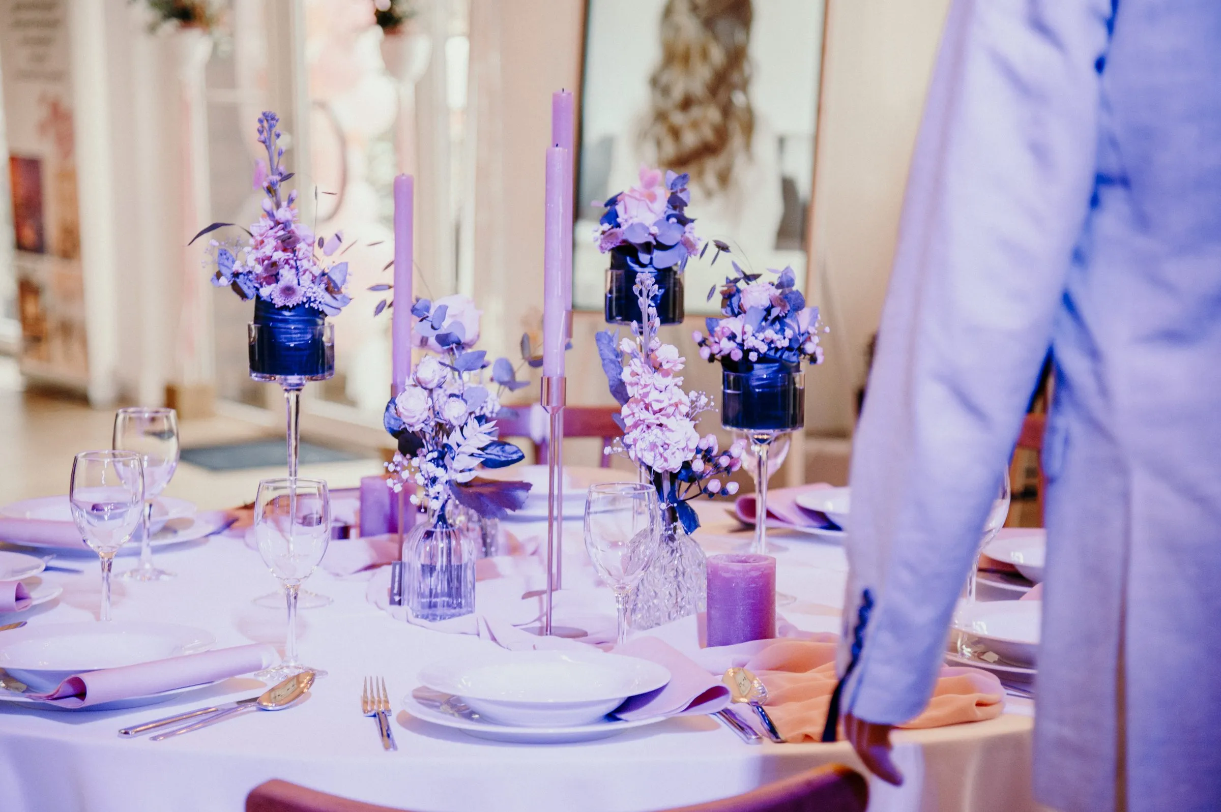 Festlich gedeckter Tisch mit Blumengestecken im Hotel Biebertal