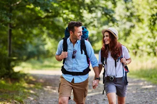 Wanderer auf einem Pfad in der Rhön