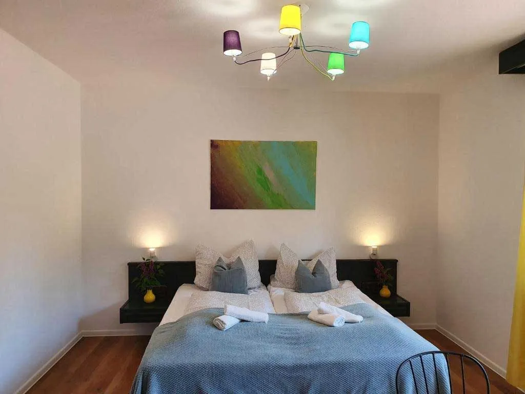 Doppelzimmer mit Balkon: Schreibtisch und Flachbild-TV
