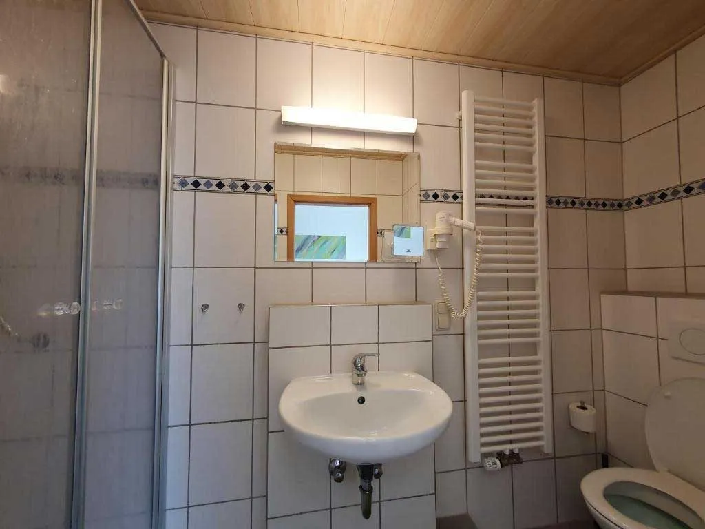Doppelzimmer mit Balkon: Schrank und Garderobe