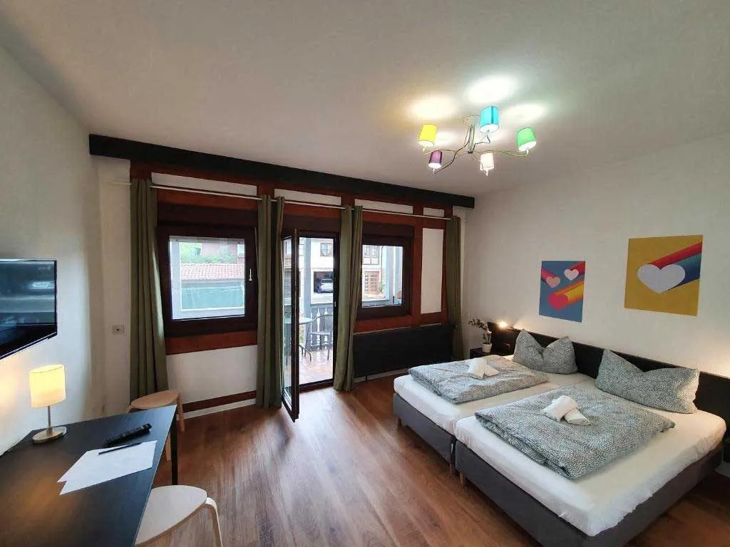 Doppelzimmer mit Balkon: Blick zum Fenster