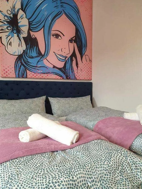Doppelzimmer mit Balkon: Balkon mit Gartenmöbeln